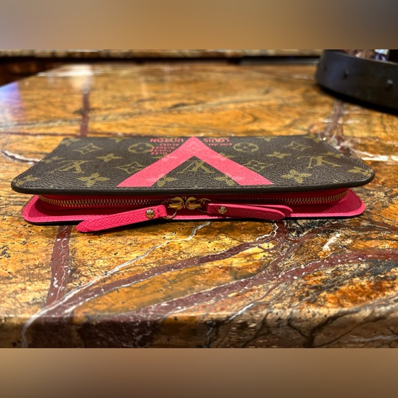 Louis Vuitton Pink V Monogram 2-Snap Wallet ❤️Limited Edition❤️ - Picture 2 of 9
